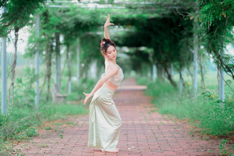 The Role of Core Strength in Achieving Graceful Posture
